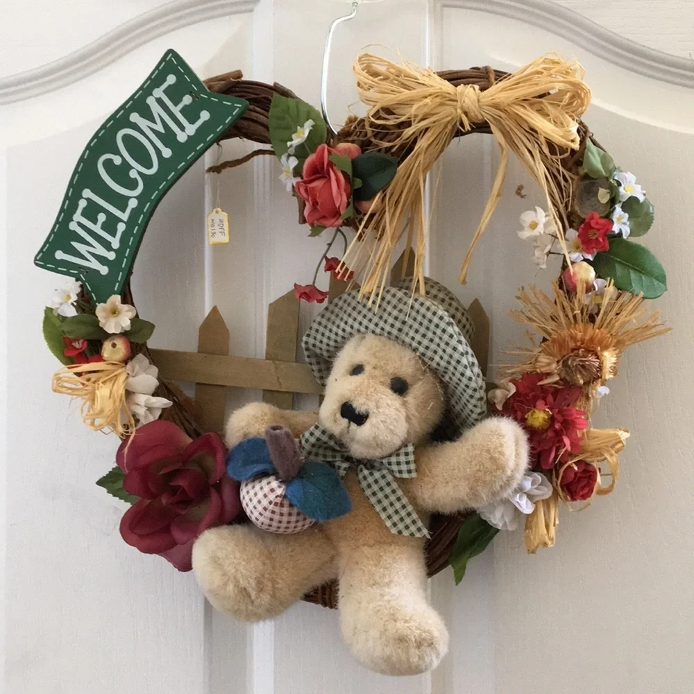 Nwt Heart-Shaped “Welcome” Wreath w/Waving bear